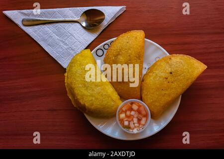 Tipiche empanadas colombiane, servite con peperoncino e salsa tartara, Bogotá Colombia, 11 febbraio 2020 Foto Stock