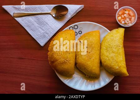 Tipiche empanadas colombiane, servite con peperoncino e salsa tartara, Bogotá Colombia, 11 febbraio 2020 Foto Stock