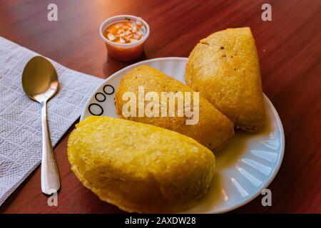 Tipiche empanadas colombiane, servite con peperoncino e salsa tartara, Bogotá Colombia, 11 febbraio 2020 Foto Stock