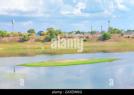 paesaggio del villaggio situato sul lungofiume Foto Stock