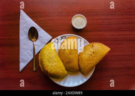 Tipiche empanadas colombiane, servite con peperoncino e salsa tartara, Bogotá Colombia, 11 febbraio 2020 Foto Stock