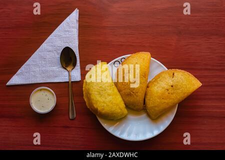 Tipiche empanadas colombiane, servite con peperoncino e salsa tartara, Bogotá Colombia, 11 febbraio 2020 Foto Stock