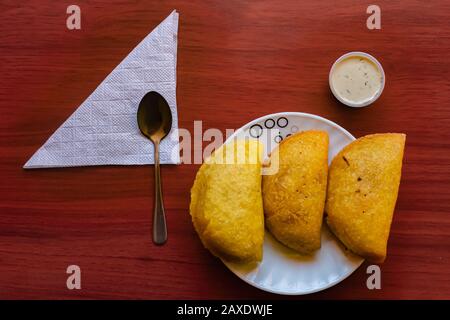 Tipiche empanadas colombiane, servite con peperoncino e salsa tartara, Bogotá Colombia, 11 febbraio 2020 Foto Stock