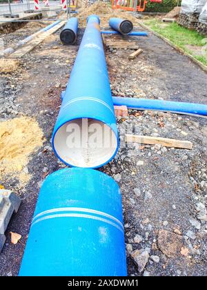 Tubo in HDPE pronto per la saldatura. Sistema idrico portatile sotterraneo. Foto Stock