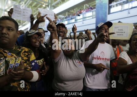 Caracas, Venezuela. 11th Feb, 2020. I sostenitori dell'autoproclamato presidente ad interim del Venezuela, Guaido, rallegrano il suo arrivo a Caracas. Dopo circa tre settimane di viaggio all'estero, il leader dell'opposizione Guaido è tornato in Venezuela. Credito: Rafael Hernandez/Dpa/Alamy Live News Foto Stock