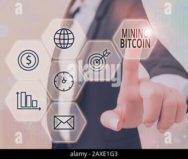 Segno di testo che mostra il Bitcoin minerario. Elaborazione di testi fotografici aziendali delle transazioni nel sistema di valuta digitale Foto Stock
