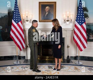 La First Lady Melania Trump degli Stati Uniti, pone per le foto con il vice capo Raul Ortiz, stato dell'Unione ospite in galleria nella Sala Di Accoglienza diplomatica della Casa Bianca 4 febbraio 2020 a Washington, DC. Foto Stock