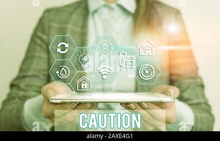 Scrittura manuale concettuale che mostra attenzione. Concetto significato cura presa per evitare pericolo o errori Avvertenza segno prevenzione Foto Stock