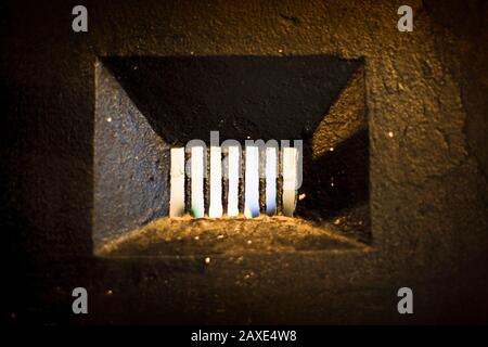 Piccola apertura in una cella di prigione. Foto Stock