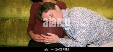 USA, uomo adulto medio con sua moglie incinta Foto Stock