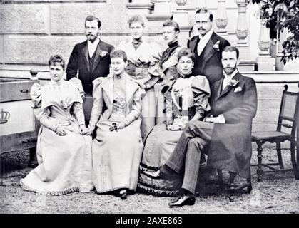 1894 , 22 aprile, Darmstadt :il principe tedesco ERNST LUDWIG Von HESSEN Kassel (Ernest Louis Charles Albert William , 1868 - 1937) l'ultimo Granduca di Assia (primo stand da destra). Era un fratello maggiore di Alexandra di Assia, Imperatrice Consort di Nicola II di Russia. Seduto davanti a lui sua moglie e suo primo cugino, la Principessa Victoria Melita di Sassonia-Coburgo e Gotha . In questa foto da sinistra (seduta): Principessa IRENE Von Prussia, Granduchessa ELISABETTA DI RUSSIA (più tardi Tzarine ), e il Granduca SERGIUS di Russia. Standing: Tzar di Russia NICHOLAS II , Principessa ALICE , Pri Foto Stock