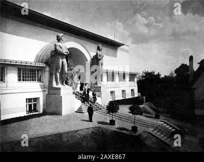 1901 , 15 maggio, DARMSTADT : L'ERNST-LUDWIG HAUS (1899-1901) dell'architetto Joseph M. OLBRICH . In questa foto Olbrich con il principe tedesco ERNST LUDWIG Von HESSEN Kassel (Ernest Louis Charles , 1868 - 1937 ). Ernst Ludwig fu l'ultimo Granduca d'Assia e dal Reno dal 1892 al 1918. Era figlio del Granduca Luigi IV e della Principessa Alice del Regno Unito, figlia di Victoria del Regno Unito e del Principe Alberto di Sassonia-Coburgo e Gotha. Era un fratello maggiore di Alexandra di Assia, Imperatrice Consort di Nicola II di Russia. Nel 1894 Ernest Louis sposò il suo primo cugino, Princes Foto Stock