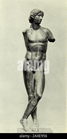 Bronzi greci . Fig. 27.- Statua Del Marmo. Apollo Sauroctonos. Aliscafo di Louvre. Alla modellatura delicata delle forme corporee. E quando ne abbiamo thinkof, questo è stato un grande cambiamento dal trattamento di drappeggi nelle sculture del Partenone, dove la presenza di drappeggi non è mai accidentale, ma condivide sempre la dignità e la solennità della figura. Anche in 68 BRONZI GRECI le figure drappeggiate di Praxiteles come nelle Muse di Mantinea, vediamo che thathe aveva creato un nuovo tipo che differisce da quello del Partenone-. Fig. 28.-Apollo. Da Tkessaly. British Museu?n. tanto quanto è uno studio speciale di un drappeggiato Foto Stock