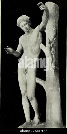 Bronzi greci . Fig. 26.-Hermes di Praxiteles. Olympia. Pensi, sia tracciato a tutto tranne Praxiteles se stesso. Similmente, il temotore o l'azione del Hermes è esattamente di quel genere molto leggero che ci aspettiamo da quel scultore più di qualsiasi altro. Hermes, come sappiamo ora I BRONZI GRECI 67, aveva tenuto nella sua mano destra un grappolo d'uva, ed è vigile effetto sul dio infantile della vite. Il drappeggio appesi su un albero, comunque ben eseguito, è solo un accessorio, che serve come un Fig. 27.- Statua Del Marmo. Apollo Sauroctonos. Aliscafo di Louvre. Alla modellatura delicata delle forme corporee. A. Foto Stock