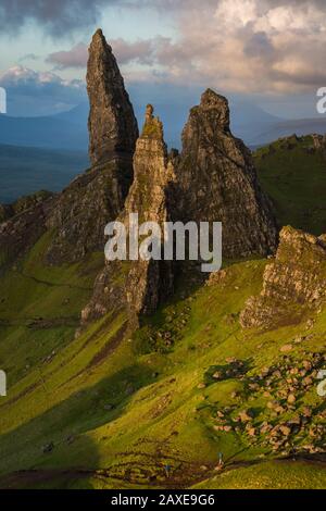 Il famoso Old Man of Storr Rocks sorge sopra le colline circostanti. Foto Stock