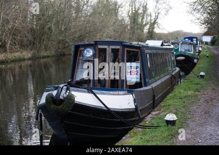 Denham, Regno Unito. 11 Febbraio 2020. Una barca sul Canal Grande Union mostra un poster della fermata HS2. I contraenti che lavorano per conto di HS2 stanno reinstradando i tralicci dell'elettricità attraverso il vicino sito di Importanza metropolitana per la conservazione della natura (SMI) insieme al collegamento ferroviario ad alta velocità. Credit: Mark Kerrison/Alamy Live News Foto Stock