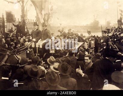 1918 ca , FRANCIA : il Principe italiano del Piemonte UMBERTO di SAVOIA (futuro Re d'Italia Umberto II nel maggio 1946) incontra in Francia il primo Ministro francese. Francia - Italia - ITALIA - CASA SAVOIA - REALI - nobiltà ITALIANA - SAVOIA - NOBILTÀ - ROYALTY - STORIA - FOTO STORICHE - royalty - nobili - nobiltà - ritratto - folla - folle - uniforme militare - divisa uniforme militare - prima Guerra Mondiale - Grande Guerra - i Guerra Mondiale - Calesse - Couch - giostra ---- Archivio GBB Foto Stock