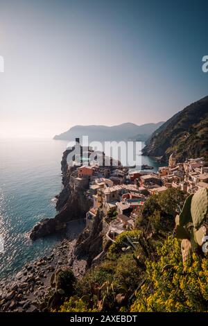 Vista su Manarola, un pittoresco e colorato villaggio delle cinque Terre, Liguria, Italia Foto Stock