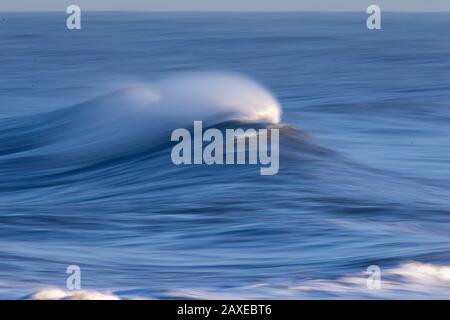 Scatti di panning dell'otturatore lento delle onde che si infrangono a Whitley Bay nel nord est dell'Inghilterra Foto Stock