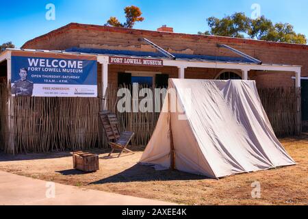 Tenda 1880s in esposizione fuori dal museo di Fort Lowell a Tucson, Arizona Foto Stock