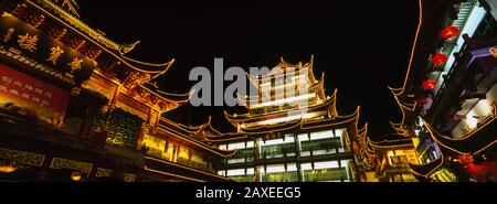 Vista Ad Angolo Basso Degli Edifici Illuminati Di Notte, Città Vecchia, Shanghai, Cina Foto Stock