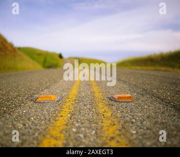 Primo piano di riflettori stradali su una strada, Marin County, California, Stati Uniti Foto Stock
