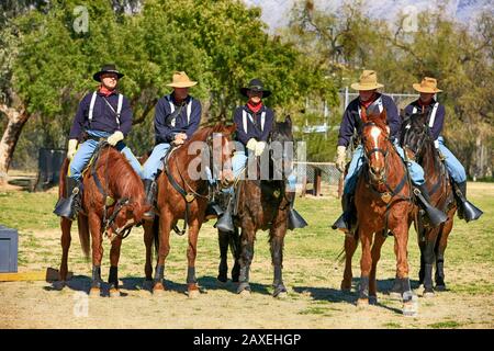 Renactors vestito in uniforme dei soldati dell'esercito americano 1880s nella cavalleria 5th a cavallo a Fort Lowell, Tucson AZ Foto Stock