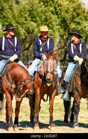 Renactors vestito in uniforme dei soldati dell'esercito americano 1880s nella cavalleria 5th a cavallo a Fort Lowell, Tucson AZ Foto Stock