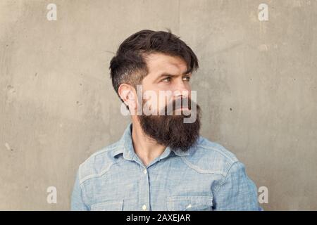 La brutalità e la bellezza. Concetto di mascolinità. Barbiere grooming barba. Sensazione di Manly. Lo styling di barba e baffi. I capelli del viso Trattamento. Hipster con la barba brutale guy. Fashion Trend grooming barba. Foto Stock