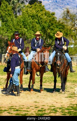 Renactors vestito in uniforme dei soldati dell'esercito americano 1880s nella cavalleria 5th a cavallo a Fort Lowell, Tucson AZ Foto Stock