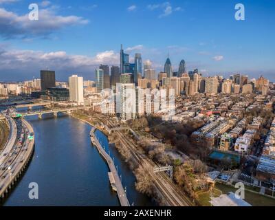 Skyline di Philadelphia, vista aerea del downtovn Philly con grattacieli in luce drammatica e cloudscape, Schuylkill lungofiume Foto Stock