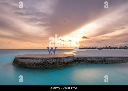 Tramonto al W Hotel nelle Maldive Foto Stock