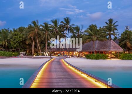Una splendida passerella che conduce alla reception del W Hotel nelle Maldive Foto Stock