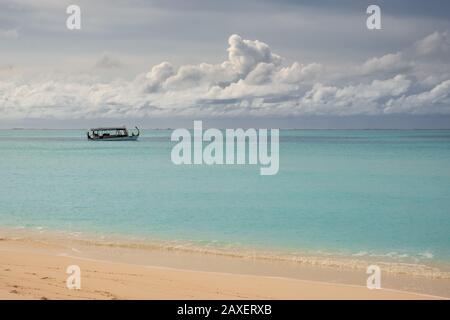 Una barca dhoni naviga attraverso il mare in un giorno tempestoso nelle Maldive Foto Stock