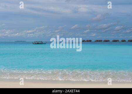 Una barca dhoni naviga attraverso il mare nelle Maldive Foto Stock