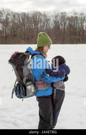 Escursionismo Mamma E Giovane Ragazzo Abbracciando In Campo-Vandenbout-10 Foto Stock