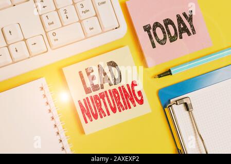 Scrittura a mano di testo mantenimento dei lead. Metodo concettuale della foto di costruire un rapporto con i clienti potenziali documenti Vuoti con spazio di copia su y Foto Stock