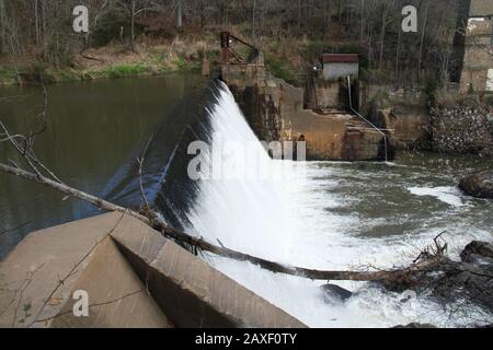 La vecchia diga sul fiume Rockfish vicino Schuyler, VA, USA. Powerhouse distrutto dall'uragano Camille del 1969. Foto Stock