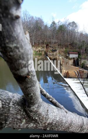 La vecchia diga sul fiume Rockfish vicino Schuyler, VA, USA. Powerhouse distrutto dall'uragano Camille del 1969. Foto Stock