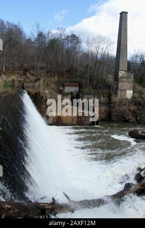 La vecchia diga sul fiume Rockfish vicino Schuyler, VA, USA. Powerhouse distrutto dall'uragano Camille del 1969. Foto Stock