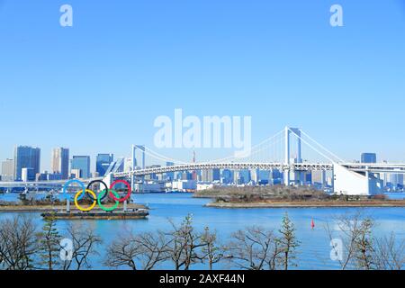 Gli anelli olimpici sono esposti su una chiatta galleggiante al Parco Marino di Odaiba a Tokyo, Giappone, il 10 febbraio 2020. Rainbow Bridge e Tokyo Tower sono visibili sullo sfondo. Credit: Naoki Nishimura/Aflo Sport/Alamy Live News Foto Stock