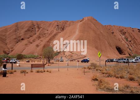 Chiusura Di Ayers Rock Climb. I lavoratori che rimuovono le catene dalla salita su Uluru, il Parco Nazionale Uluru-Kata Tjuta, il territorio del Nord Foto Stock