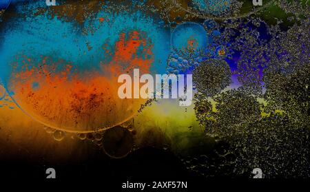 Macro shot di acqua olio sotto forma di emulsione sfondo astratto Foto Stock