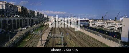 Vista ad alto angolo dei binari ferroviari, Algeri, Algeria Foto Stock