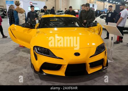 Philadelphia, Pennsylvania, U.S.A - 9 febbraio 2020 - il colore giallo-nitro della Toyota 2020 GR Supra sport car Foto Stock