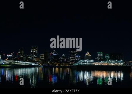 Splendido skyline notturno del porto di Dieppe Park con riflessi di luce colorati sul fiume Foto Stock