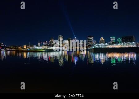 Splendido skyline notturno del porto di Dieppe Park con riflessi di luce colorati sul fiume Foto Stock