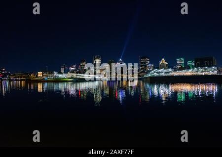 Splendido skyline notturno del porto di Dieppe Park con riflessi di luce colorati sul fiume Foto Stock