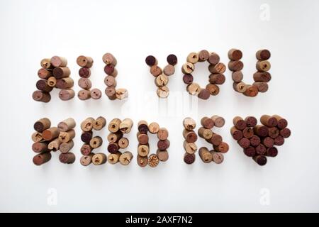 Tutto CIÒ DI CUI HAI BISOGNO È LA composizione DEI tappi PER vino CON forma a cuore isolata su sfondo bianco Foto Stock