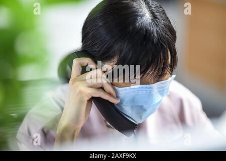 Pechino, provincia Hainan della Cina. 8th Feb, 2020. Uno specialista medico risponde alle chiamate telefoniche tramite la hotline del servizio governativo '12345' per fornire un servizio di consultazione sulla prevenzione e il trattamento della nuova polmonite da coronavirus per i cittadini di Haikou, nella provincia Hainan del sud della Cina, 8 febbraio 2020. Credito: Pu Xiaoxu/Xinhua/Alamy Live News Foto Stock